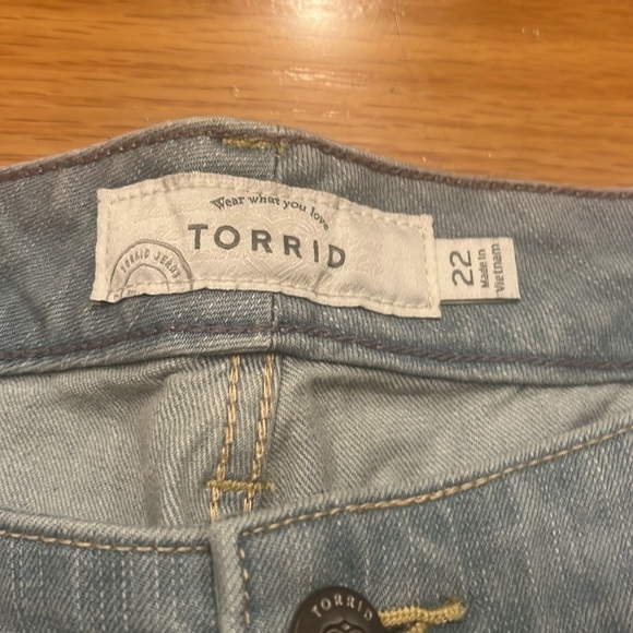 Torrid women’s light blue distressed jean shorts plus size 22. - Picture 2 of 9